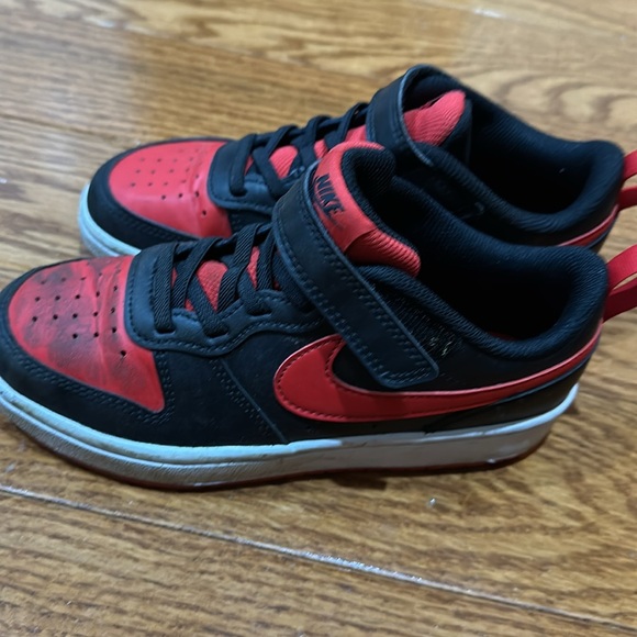 Kids Nike black and red sneakers - Picture 2 of 4